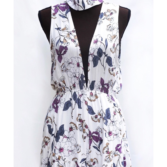 Floral ivory low cut romper - Picture 4 of 4